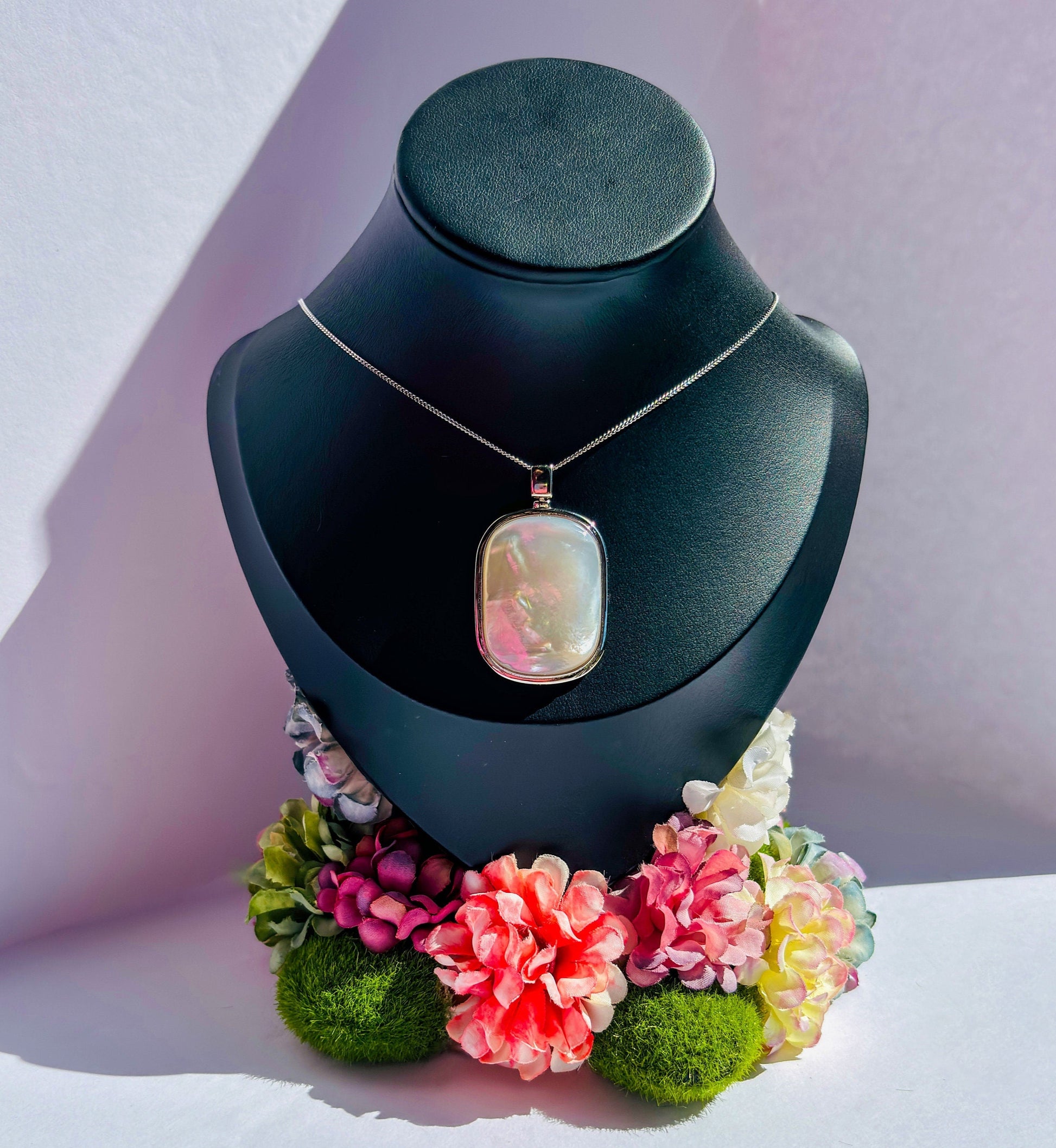 Mother of Pearl Shell Pendant Necklace