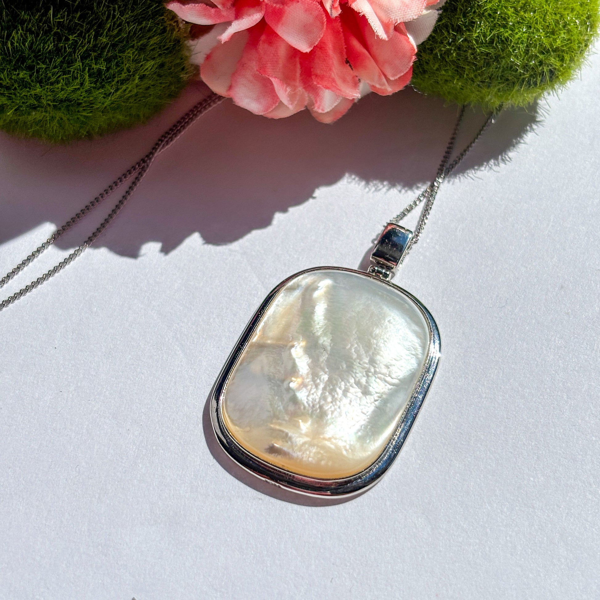 Mother of Pearl Shell Pendant Necklace