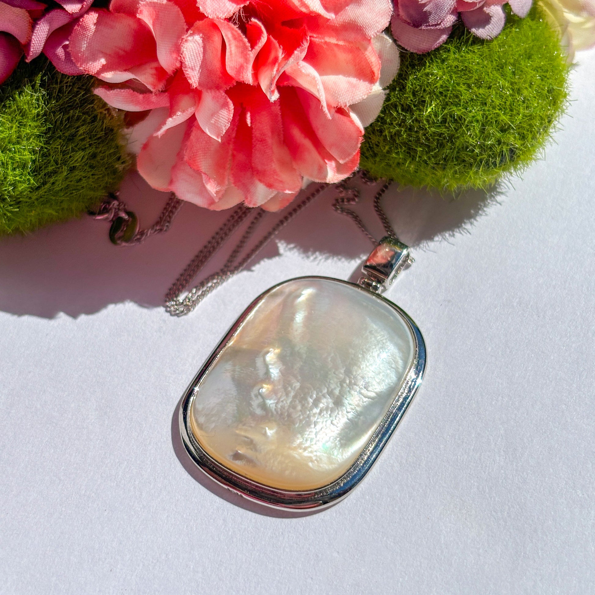 Mother of Pearl Shell Pendant Necklace