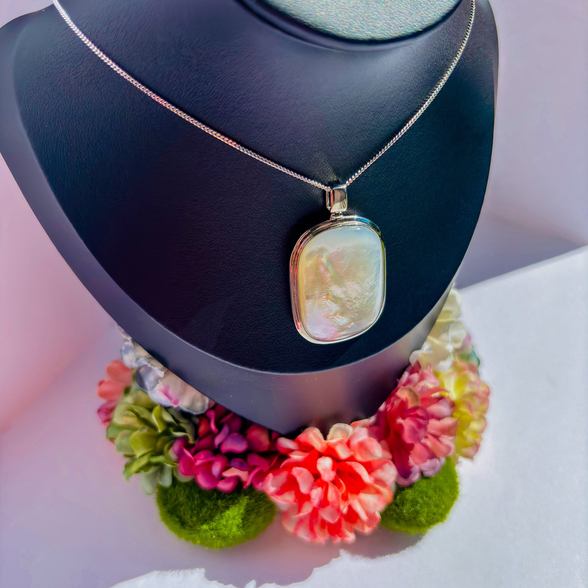 Mother of Pearl Shell Pendant Necklace