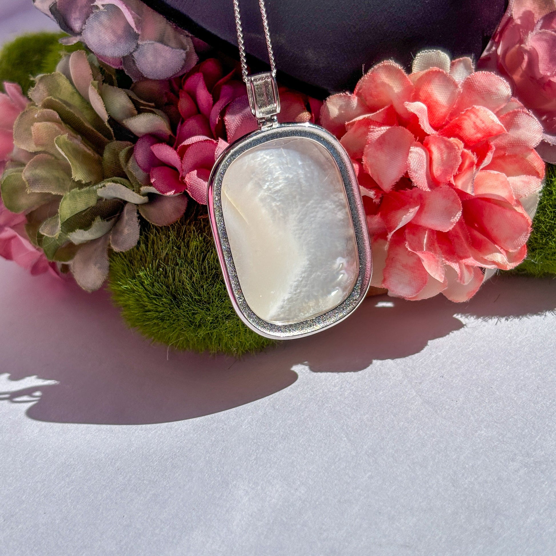 Mother of Pearl Shell Pendant Necklace