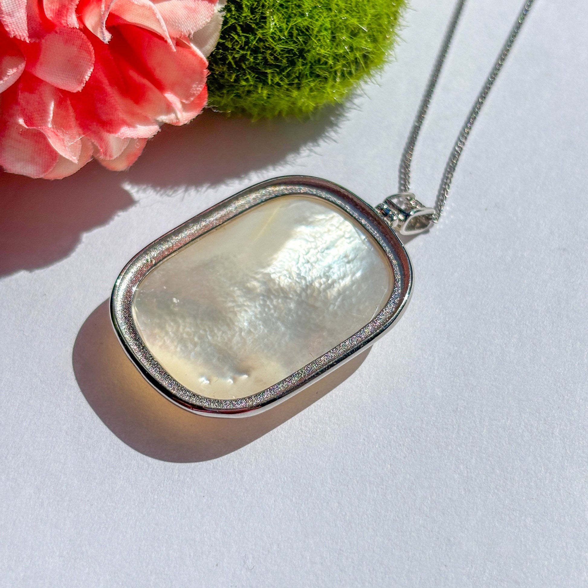 Mother of Pearl Shell Pendant Necklace
